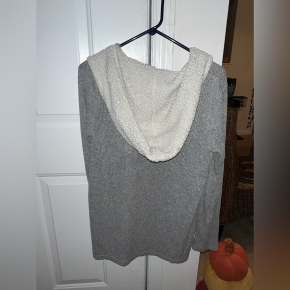 Woman’s medium grey cover up sweater with hood and pockets - Picture 2 of 2